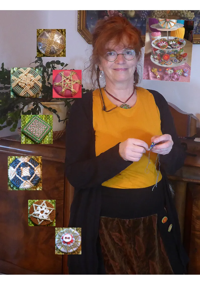Elbischart – Die Knopfmacherin – Eine lächelnde Frau mit roten Haaren, die ein gelbes Oberteil und einen braunen Rock trägt, arbeitet an ihren Kunsthandwerksstücken, umgeben von farbenfrohen, gewebten Knopfkunstwerken